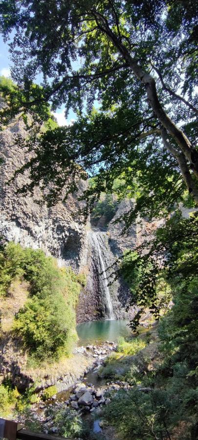 Gite Le Chamaju Labeaume Exterior photo